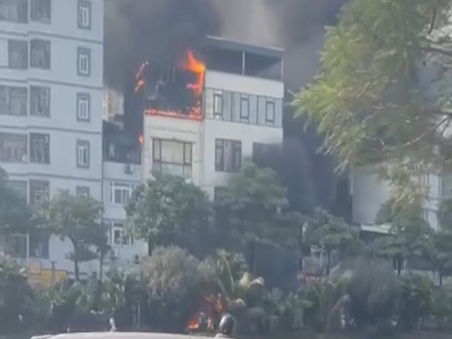 Cháy lớn tại một quán lẩu 5 tầng ở Thượng Đình, Hà Nội - Ảnh 1.