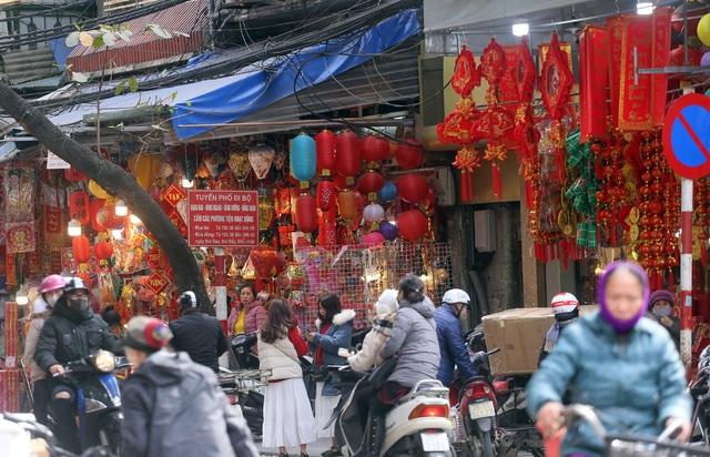 Vừa bước vào năm mới 2021, người dân đã nô nức mua sắm đồ trang trí Tết Nguyên đán - Ảnh 2.