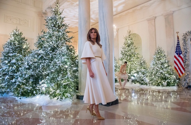 Tâm trạng trái ngược của bà Melania và ông Trump khi rời Nhà Trắng - Ảnh 4.