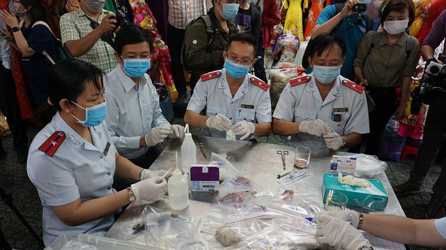 TP Hồ Chí Minh: Tiểu thương hồi hộp khi đoàn kiểm tra lấy mẫu xét nghiệm nhanh giò chả, mứt Tết - Ảnh 2.