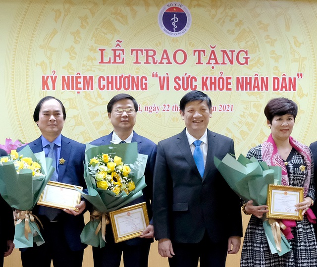 Trao Kỷ niệm chương Vì sức khoẻ nhân dân cho nhiều đồng chí thuộc các Ban Xây dựng Đảng của Trung ương  - Ảnh 2.