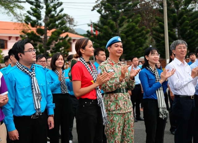 H’Hen Niê trầm tư trước câu chuyện về các anh hùng chiến sĩ tại Côn Đảo - Ảnh 4.