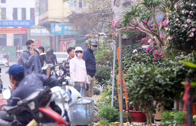Hà Nội: Người dân nườm nượp mua sắm Tết sớm tại chợ hoa Vạn Phúc - Ảnh 6.