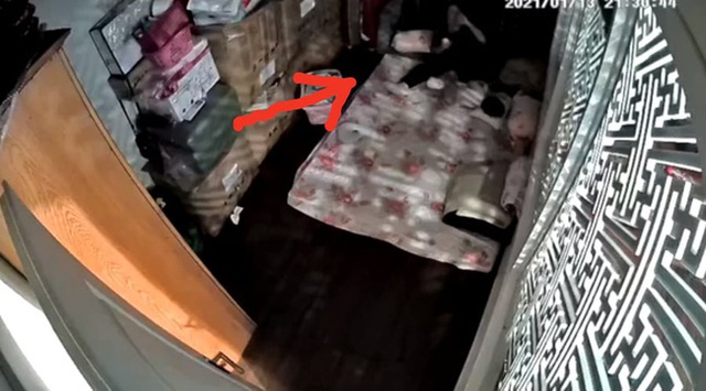 Lắp camera giấu kín, mẹ trẻ sốc nặng phát hiện nữ giúp việc tu ừng ực bình sữa của con rồi nói dối là bé đã uống hết! - Ảnh 2. Lắp camera giấu kín, mẹ trẻ sốc nặng phát hiện nữ giúp việc tu ừng ực bình sữa của con rồi nói dối là bé đã uống hết! - Ảnh 2.