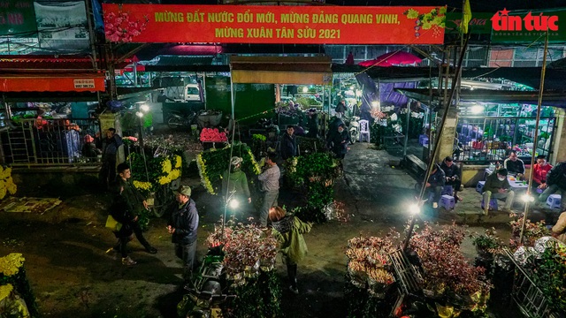 Đêm nhộn nhịp tại chợ hoa lớn nhất Thủ đô - Ảnh 1.