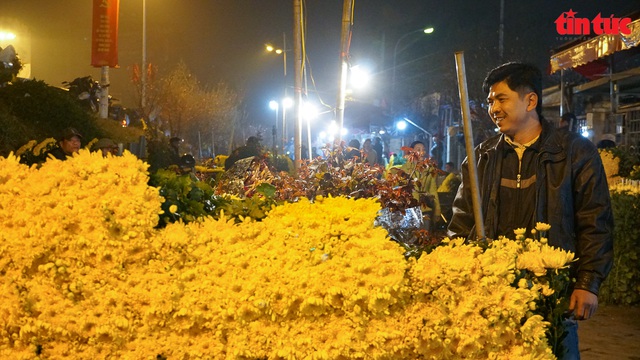 Đêm nhộn nhịp tại chợ hoa lớn nhất Thủ đô - Ảnh 4.