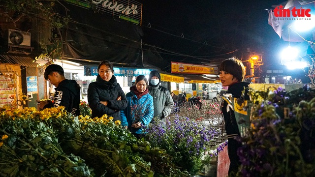 Đêm nhộn nhịp tại chợ hoa lớn nhất Thủ đô - Ảnh 7.