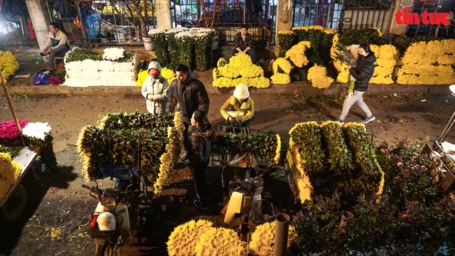 Đêm nhộn nhịp tại chợ hoa lớn nhất Thủ đô - Ảnh 9.