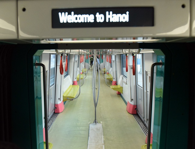 Người dân Thủ đô phấn khích khi lần đầu sờ tận tay tàu điện tuyến Nhổn - ga Hà Nội - Ảnh 8.