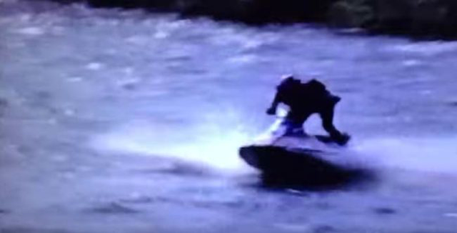 Khoảnh khắc gây ám ảnh hơn 20 năm về trước: Người đàn ông liều lĩnh trình diễn ở thác nước để làm từ thiện rồi gặp nạn chỉ vì 1 sai lầm nhỏ - Ảnh 1.