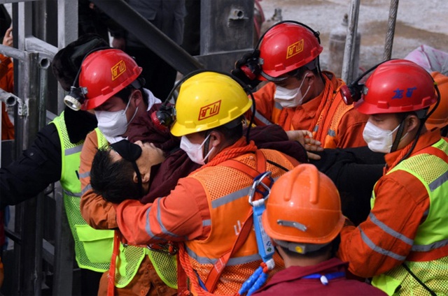11 thợ mỏ được giải cứu sau nửa tháng kẹt dưới lòng đất - Ảnh 3.