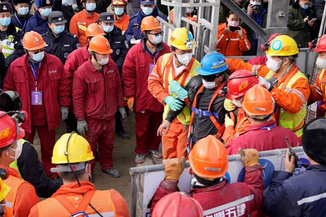 11 thợ mỏ được giải cứu sau nửa tháng kẹt dưới lòng đất - Ảnh 4.