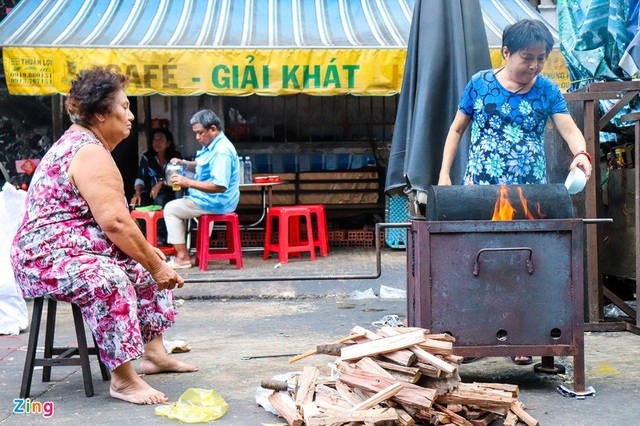 Cà phê vợt Ba Lù gần 70 năm tuổi hút khách ở TP.HCM - Ảnh 8.