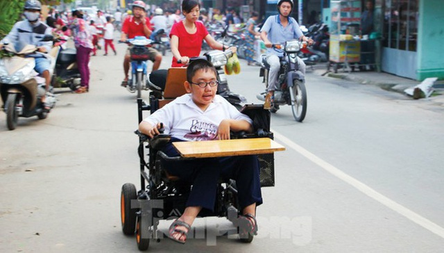 Tấm bằng đại học loại giỏi đổi bằng nước mắt của cha con nam sinh bại liệt - Ảnh 1.