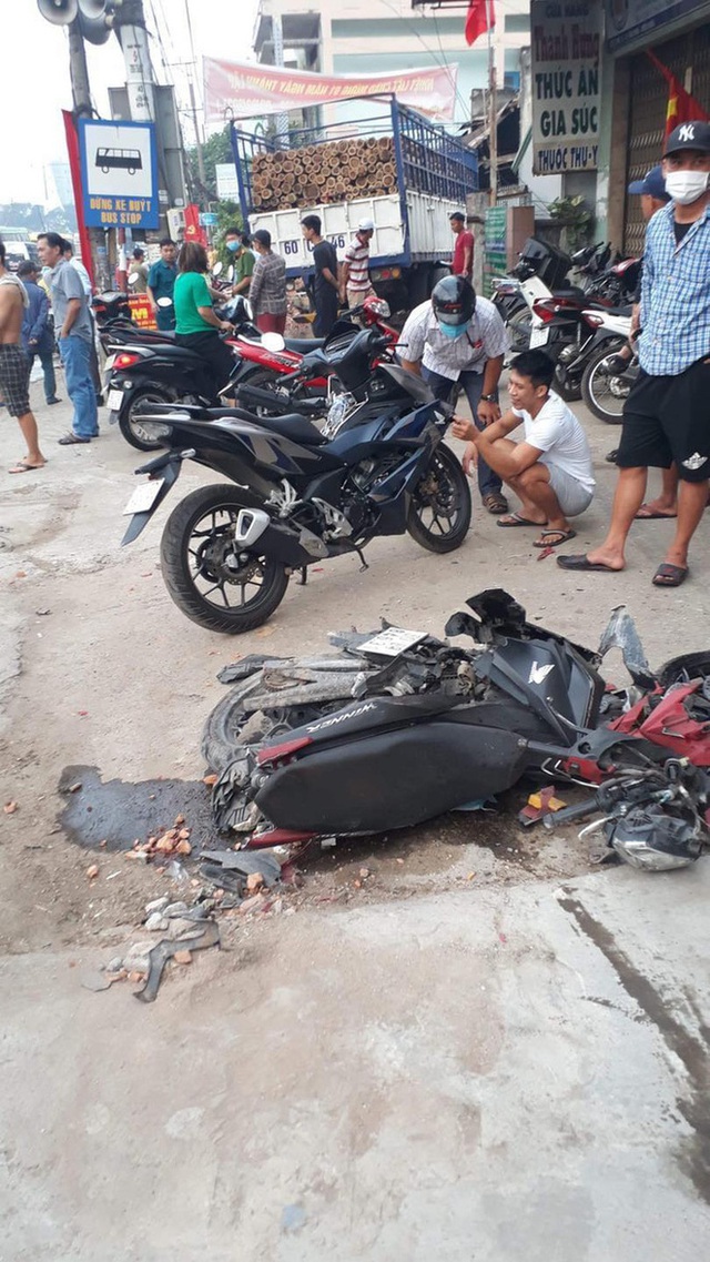 Tai nạn giao thông ở Biên Hòa, người và xe nằm la liệt - Ảnh 1.