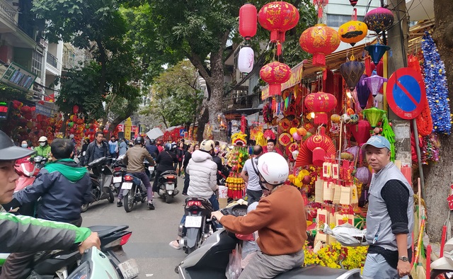 Hà Nội: Tiểu thương phố Hàng Mã tất bật những ngày sát Tết - Ảnh 4.