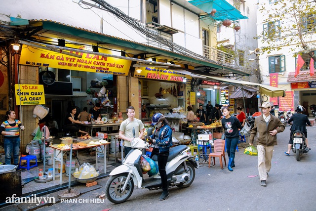 Đến chợ nhà giàu dịp cận Tết, choáng với con gà giá NỬA TRIỆU nhưng chị em vẫn quyết săn cho bằng được vì đạt cái chuẩn gọi là gà đẹp - Ảnh 5.