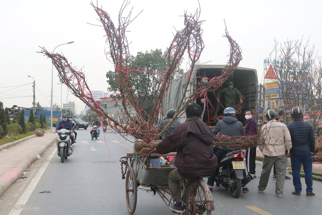 Người Hải Phòng cẩn trọng hơn khi xuống đường sắm Tết giữa dịch COVID-19 - Ảnh 3.