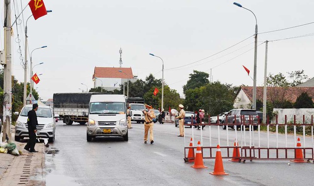 Quảng Ninh tổ chức phun khử toàn TX Đông Triều - Ảnh 8.