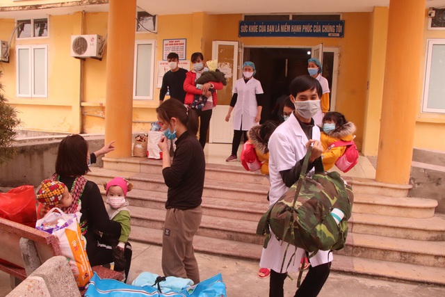 Xúc động hình ảnh bên trong tâm dịch tại bệnh viện dã chiến Trung tâm Y tế TP Chí Linh, Hải Dương - Ảnh 5.