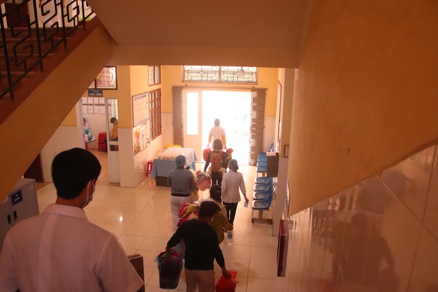 Xúc động hình ảnh bên trong tâm dịch tại bệnh viện dã chiến Trung tâm Y tế TP Chí Linh, Hải Dương - Ảnh 6.