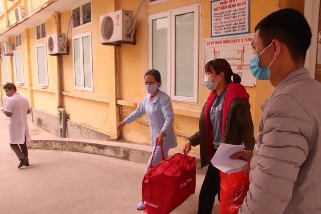 Xúc động hình ảnh bên trong tâm dịch tại bệnh viện dã chiến Trung tâm Y tế TP Chí Linh, Hải Dương - Ảnh 11.