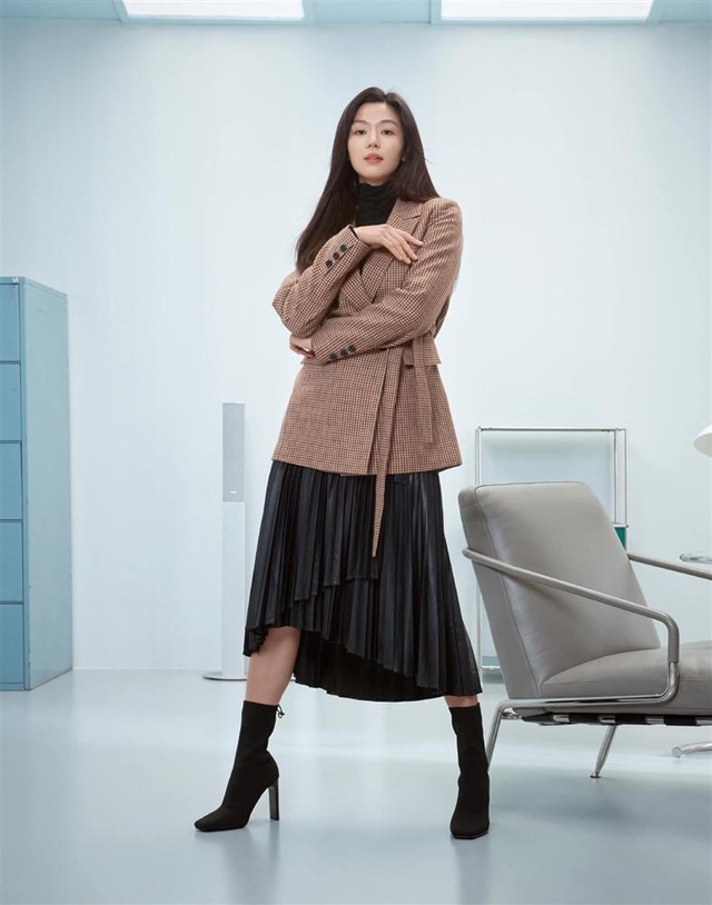 Hóng 10 set đồ của Jeon Ji Hyun, chị em nhặt ra loạt cách lên đồ ưng mắt vừa sang vừa trẻ cho mùa lạnh - Ảnh 2.