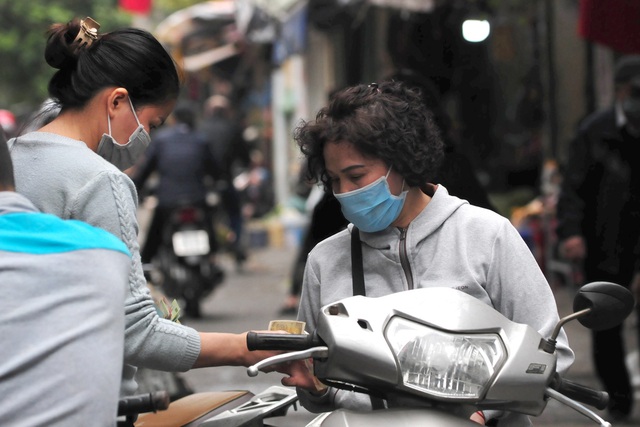 Hà Nội: Tiểu thương các chợ dân sinh nâng cao ý thức tự phòng vệ chống dịch COVID-19 - Ảnh 4.