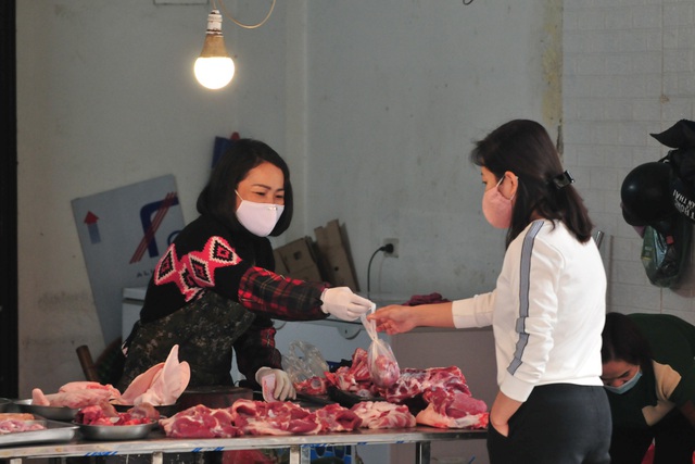 Hà Nội: Tiểu thương các chợ dân sinh nâng cao ý thức tự phòng vệ chống dịch COVID-19 - Ảnh 2.