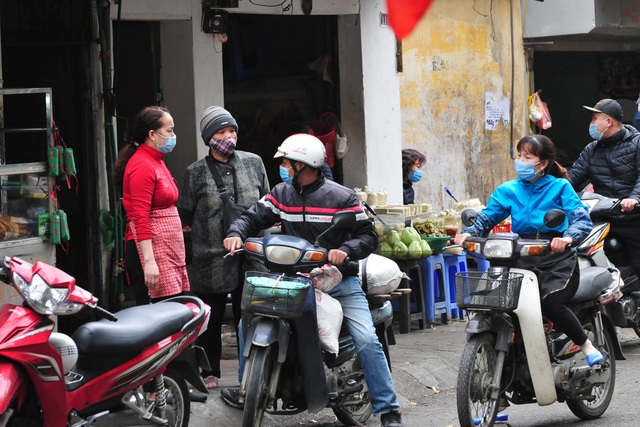 Hà Nội: Tiểu thương các chợ dân sinh nâng cao ý thức tự phòng vệ chống dịch COVID-19 - Ảnh 6.