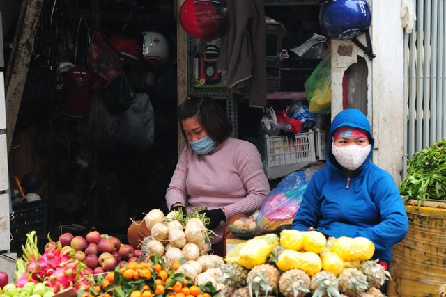 Hà Nội: Tiểu thương các chợ dân sinh nâng cao ý thức tự phòng vệ chống dịch COVID-19 - Ảnh 1.