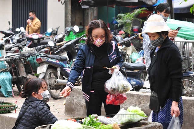 Hà Nội: Tiểu thương các chợ dân sinh nâng cao ý thức tự phòng vệ chống dịch COVID-19 - Ảnh 3.
