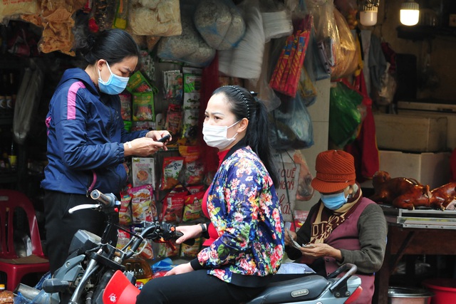 Hà Nội: Tiểu thương các chợ dân sinh nâng cao ý thức tự phòng vệ chống dịch COVID-19 - Ảnh 9.
