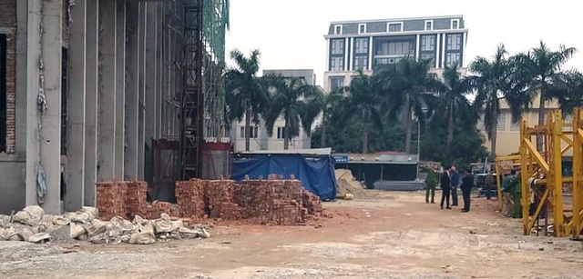Vụ rơi thang cuốn tại công trình xây dựng ở Nghệ An: 3 người tử vong - Ảnh 2.