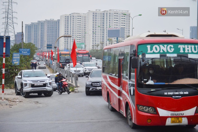 Cửa ngõ Hà Nội ùn tắc kinh hoàng, hàng ngàn phương tiện chen lấn quay lại thành phố sau kỳ nghỉ Tết dương lịch - Ảnh 2.