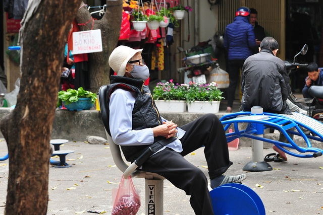 Người dân Hà Nội đeo khẩu trang khi rèn luyện sức khỏe ngoài trời - Ảnh 5.