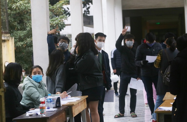 Ảnh: Học sinh khối 12 THPT Nguyễn Trãi (Ba Đình - Hà Nội) đồng loạt xét nghiệm SARS-CoV-2 sau khi đi du lịch tại Hải Dương - Ảnh 3.