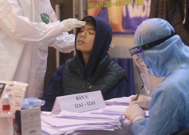 Ảnh: Học sinh khối 12 THPT Nguyễn Trãi (Ba Đình - Hà Nội) đồng loạt xét nghiệm SARS-CoV-2 sau khi đi du lịch tại Hải Dương - Ảnh 7.