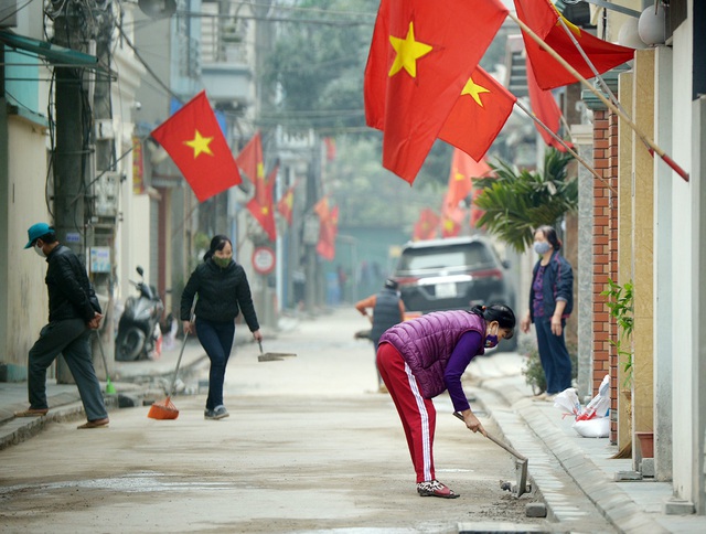 Hà Nội: Người dân trong khu cách ly dọn dẹp đường phố, sẵn sàng... đón Tết sớm - Ảnh 4.