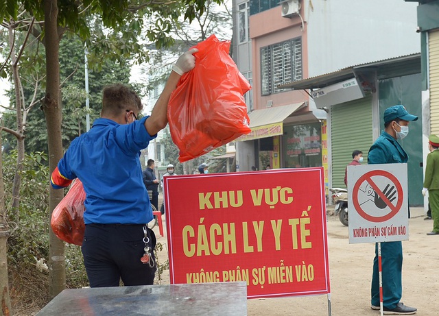 Hà Nội: Người dân trong khu cách ly dọn dẹp đường phố, sẵn sàng... đón Tết sớm - Ảnh 12.