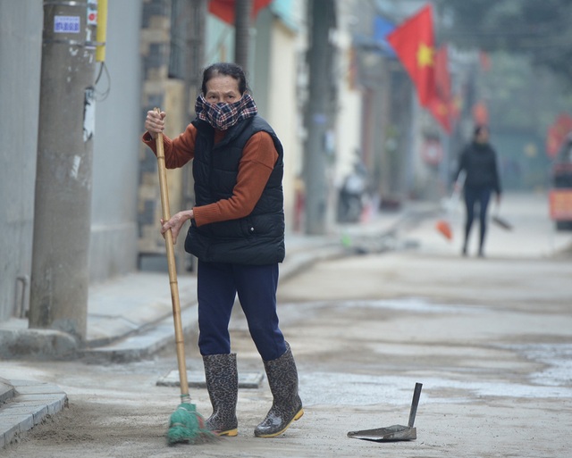 Hà Nội: Người dân trong khu cách ly dọn dẹp đường phố, sẵn sàng... đón Tết sớm - Ảnh 5.