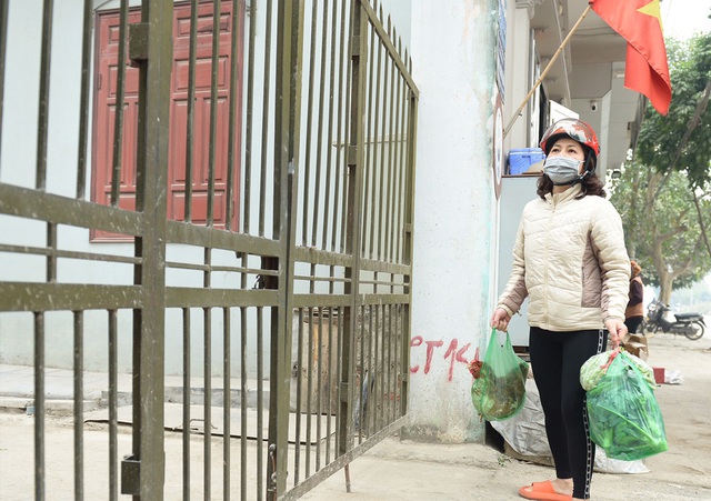 Hà Nội: Người dân trong khu cách ly dọn dẹp đường phố, sẵn sàng... đón Tết sớm - Ảnh 8.