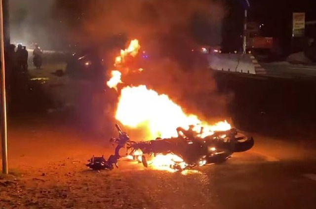  Xe máy bốc cháy, nạn nhân lìa chân sau tai nạn với ôtô trên Quốc lộ 1  - Ảnh 2.