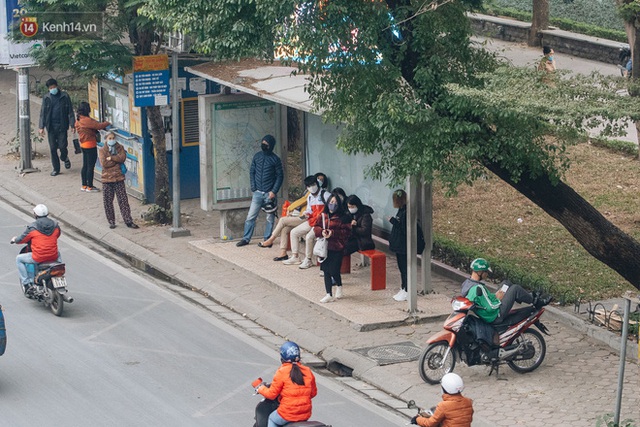  Người dân 2 miền tấp nập đi làm ngày đầu tiên sau kì nghỉ Tết Dương lịch, nhiều tuyến đường ùn tắc nghiêm trọng - Ảnh 19.