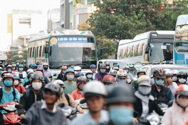  Người dân 2 miền tấp nập đi làm ngày đầu tiên sau kì nghỉ Tết Dương lịch, nhiều tuyến đường ùn tắc nghiêm trọng - Ảnh 23.