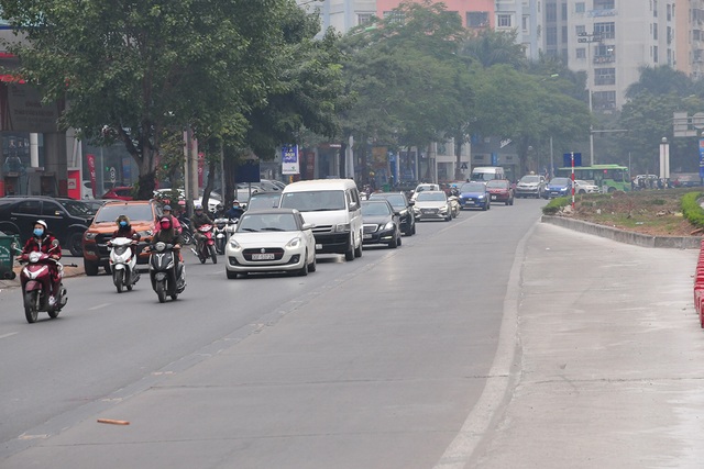 Hà Nội: Nhiều tài xế không dám đi vào làn BRT dù đã tạm thời bỏ phân làn - Ảnh 4.