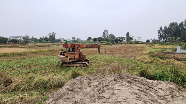 Bắc Ninh: M&aacute;y &eacute;p cọc đổ đ&egrave; chết 2 ch&aacute;u b&eacute; 8 tuổi - Ảnh 1.