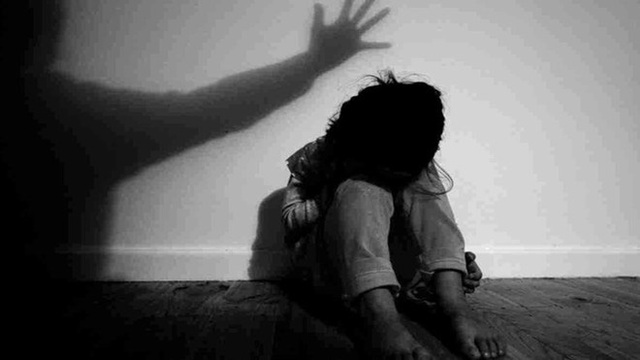 Bé gái 7 tuổi bị hiếp dâm khi theo mẹ đến nhà bạn chơi - Ảnh 1.