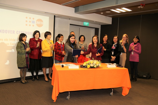UNFPA trao tặng trang thiết bị hỗ trợ Việt Nam dịch vụ chăm sóc sức khỏe sinh sản trong đại dịch COVID-19 - Ảnh 1.