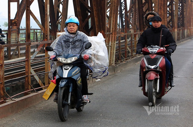 Trời rét đậm, mẹ trùm chăn đưa con tới trường - Ảnh 13.